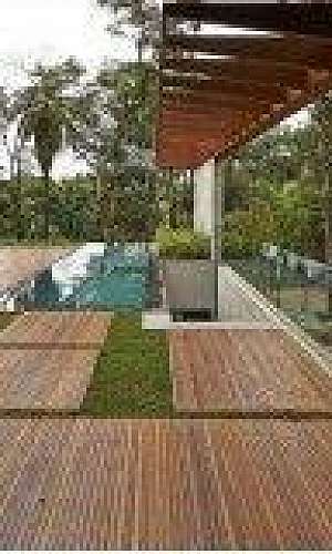 Deck de madeira com pergolado Deck de madeira com pergolado