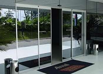 Porta de vidro com sensor de presença Porta de vidro com sensor de presença